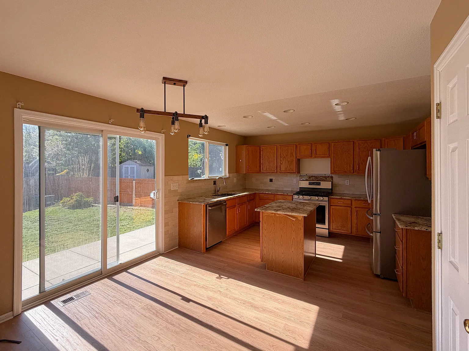 5 bed, 2685 sqft, $3,795 — Photo 4
