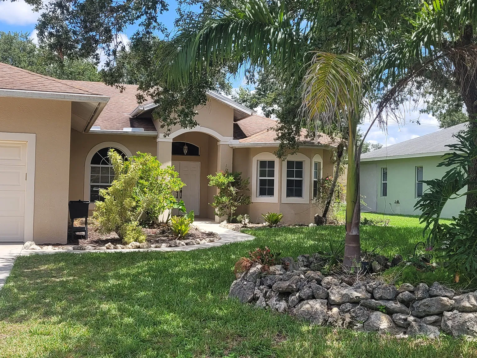 3 bed, 2080 sqft, $2,700 — Photo 2