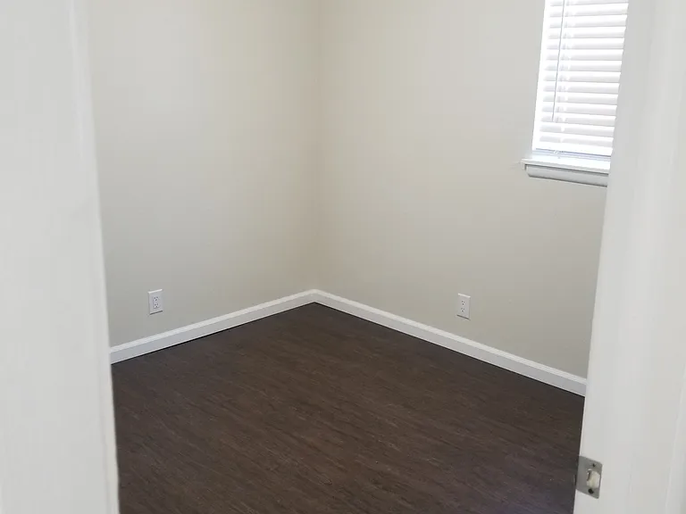 515 Warwick Dr — Photo 24