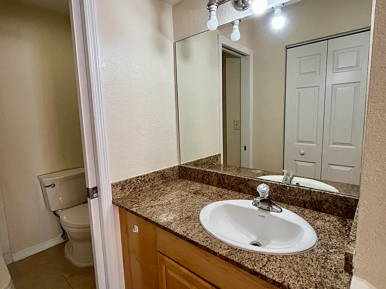908 Laura St — Photo 15