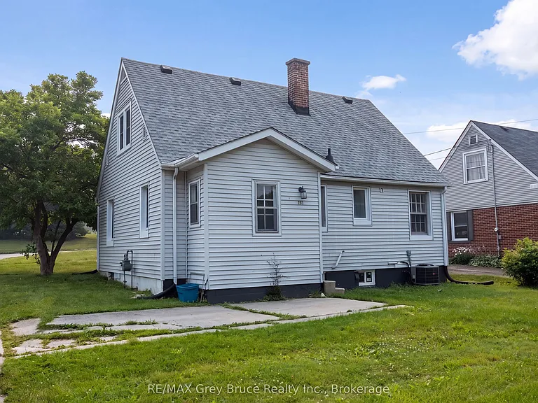 701 5th St E — Photo 22