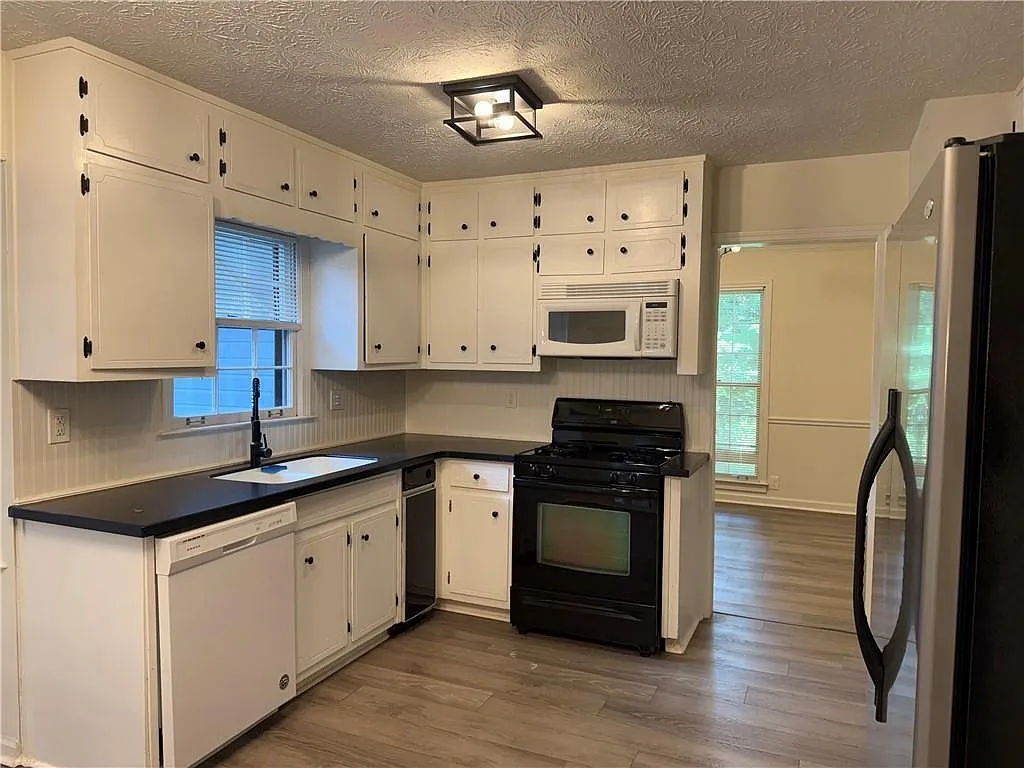 4 bed, 3.5 bath, 2352 sqft, $2,800 — Photo 3