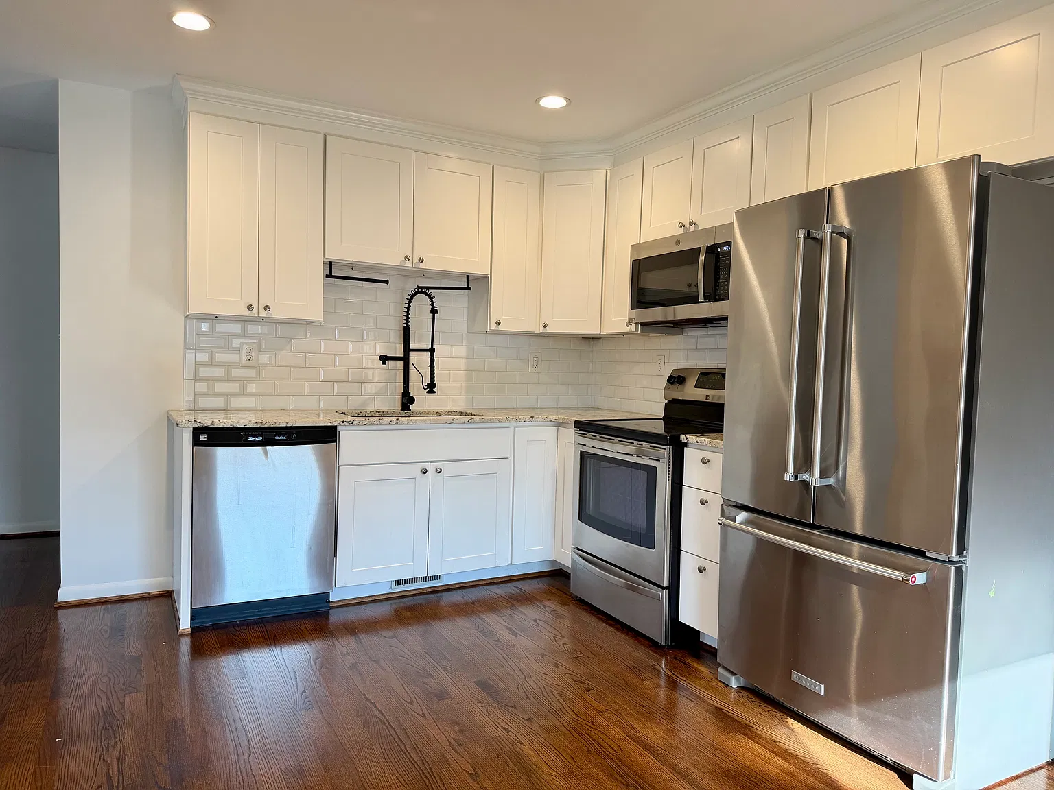 3 bed, 2908 sqft, $3,200 — Photo 4