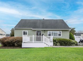 384 Columbus Ave, West Babylon, NY 11704