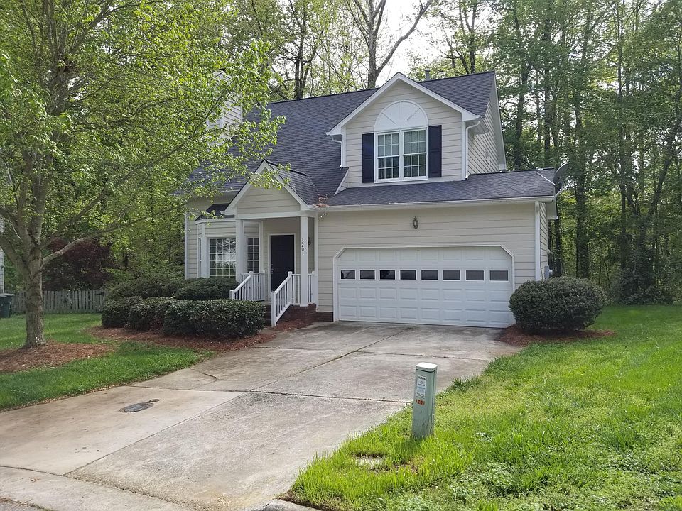 Beautiful transitional home situated on a cul-de-sac lot