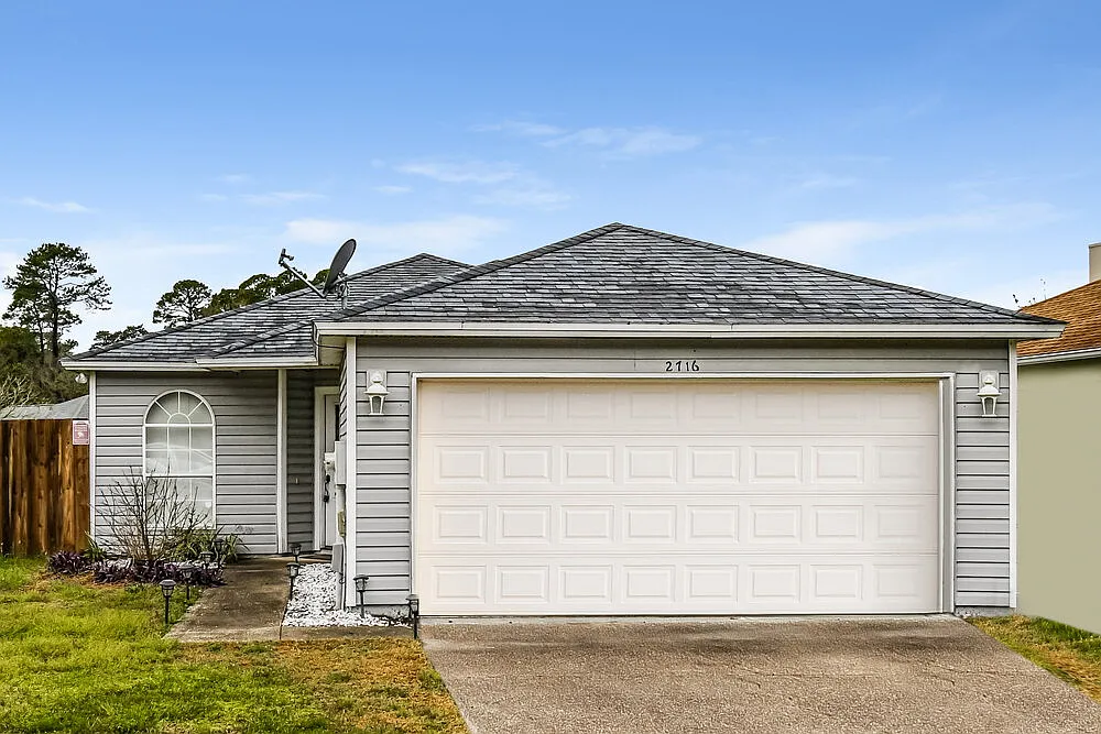 3 bed, 2.0 bath, 1432 sqft, $2,080 — Photo 1