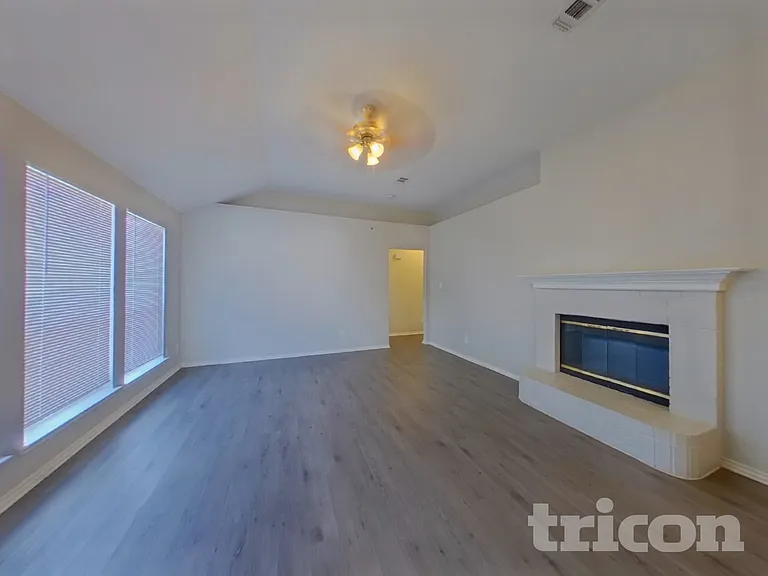 6910 Meadow Bend Dr — Photo 3