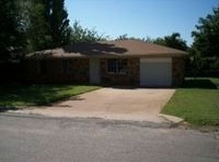 516 N 18th St, Clinton, OK 73601