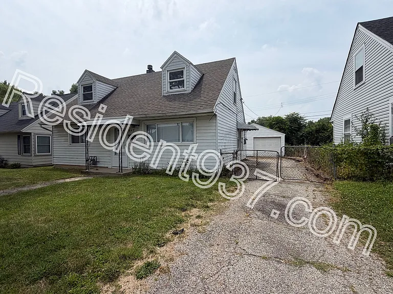 1047 Blakley Dr — Photo 2