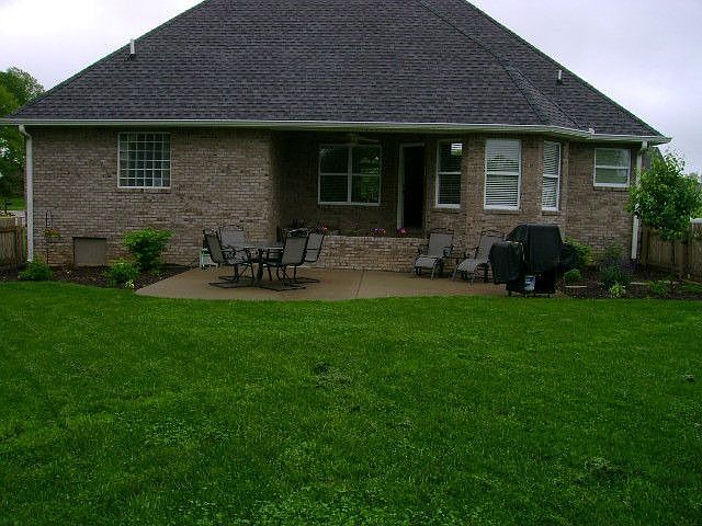 Large patio, nicely landscaped