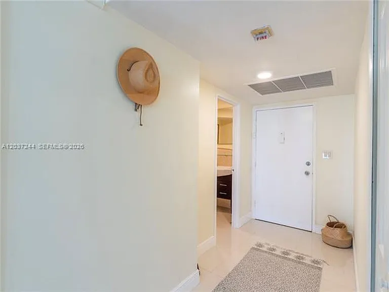 5401 Collins Ave #1013 — Photo 20