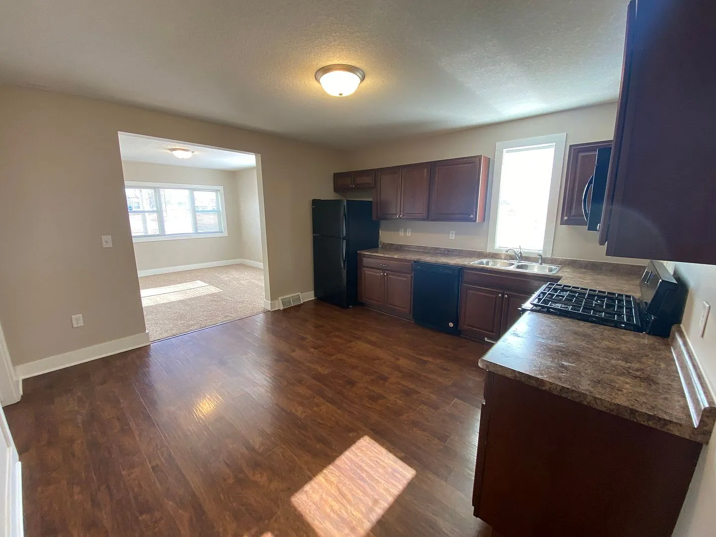4 Bedroom Home just 3 minutes from downtown with detached garage! — Photo 1