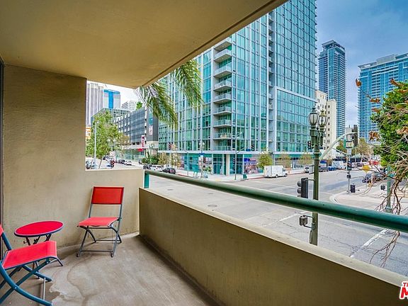 4th image of 600 W 9th St APT 216