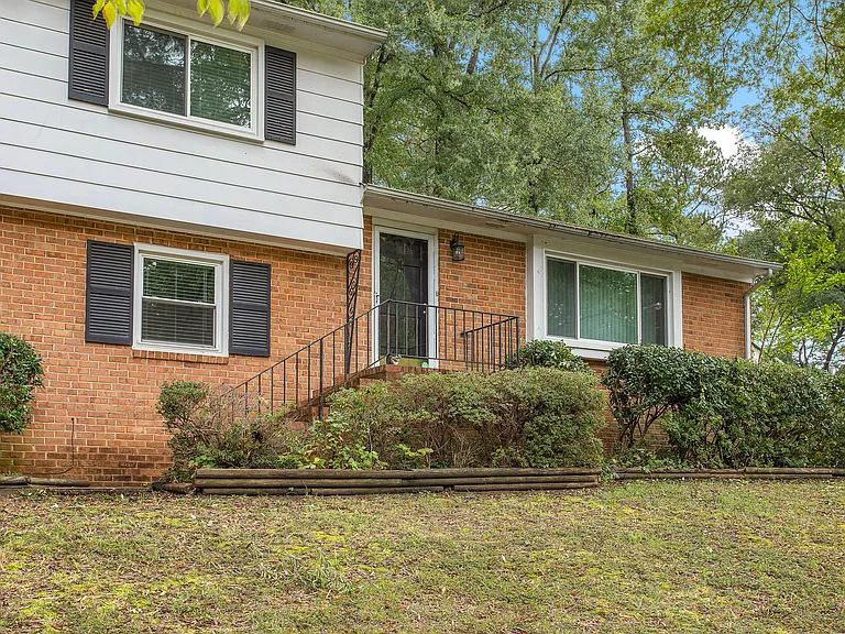 2115 Cedarhurst Dr — Photo 3