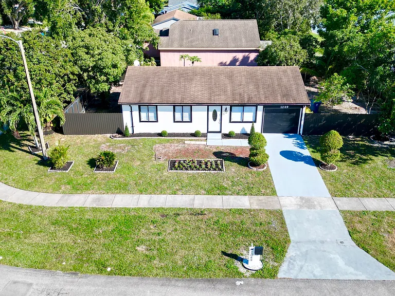 1049 Grandview Cir — Photo 31