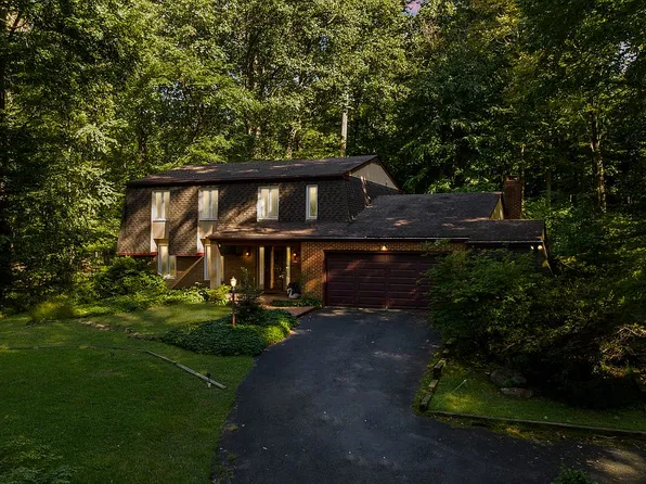 1300 Thomas Oaks Dr, Pottstown, PA 19465