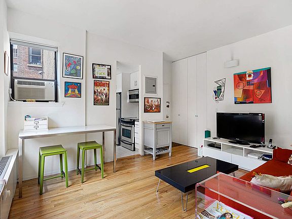 4th image of 23 E 10th St APT 703