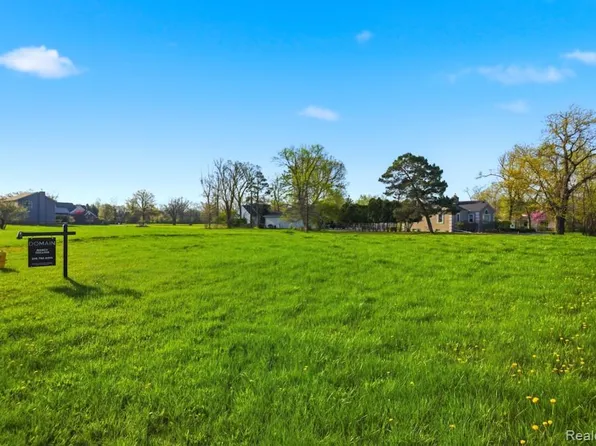 22 Potowatomi Dr, Grosse Ile, MI 48138