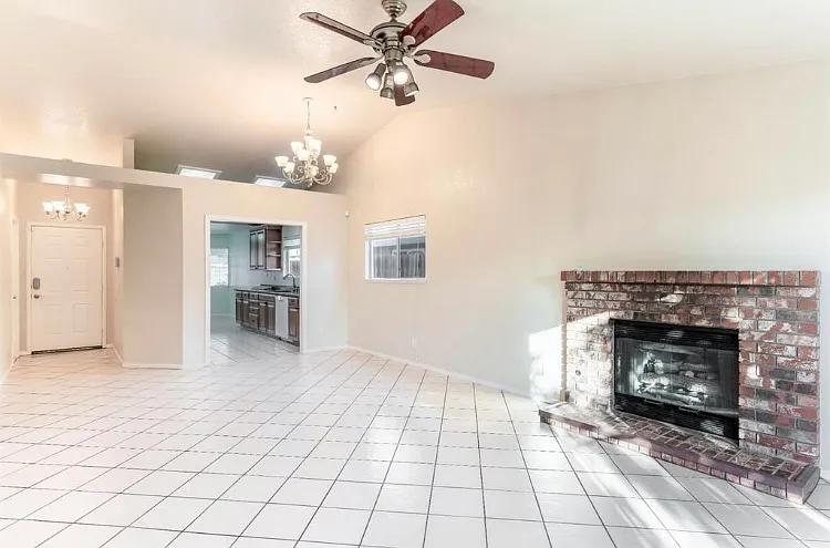 1304 Tyler Ct — Photo 5