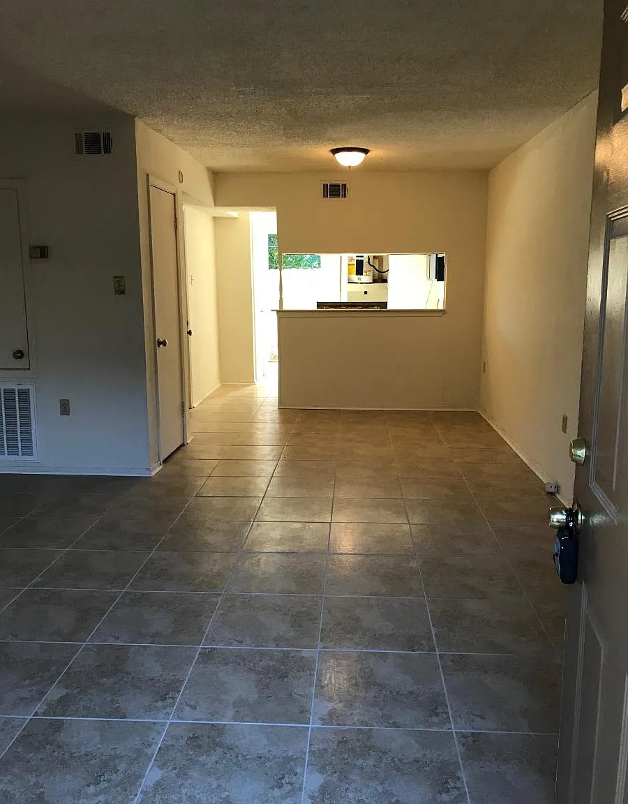 3 bed, 1.5 bath, 1350 sqft, $1,495 — Photo 2