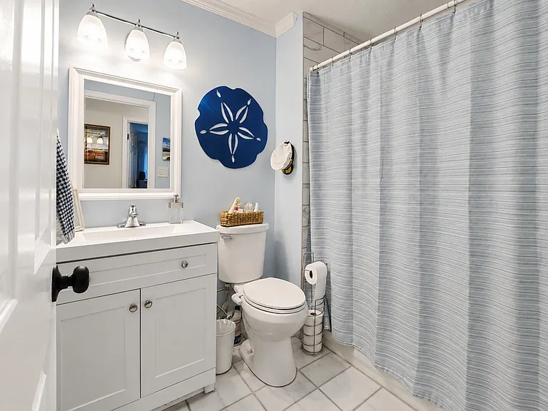 18 - Shared full bahroom view_06012026