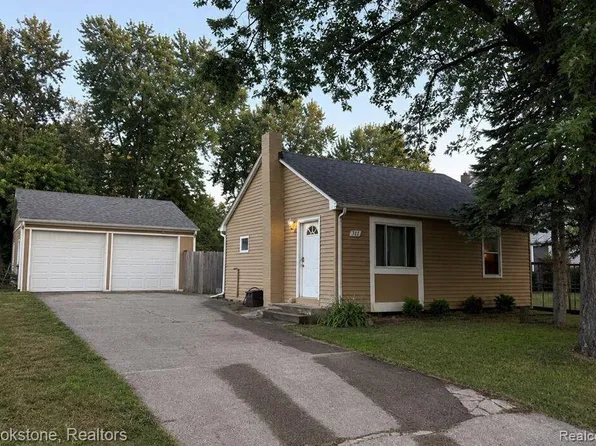 311 W Grand Traverse St, Commerce Township, MI 48382