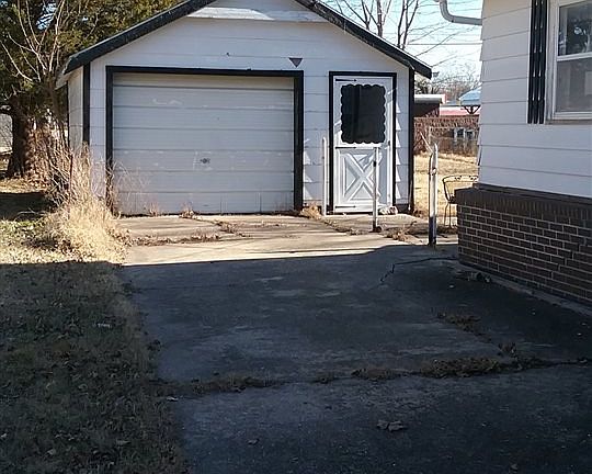 3rd image of 112 S Oak St