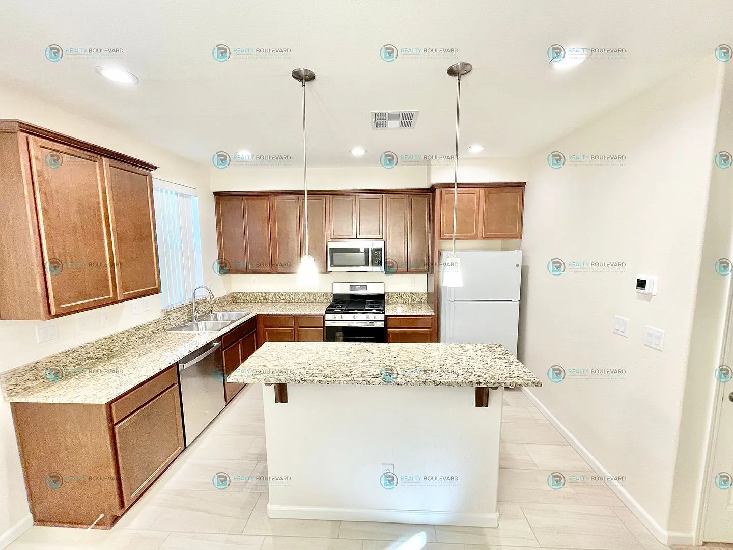 Luxury and Convenience: Fully Equipped 3-Bedroom 2.5 Bathroom 2 car garage Condo in Carson City — Photo 2