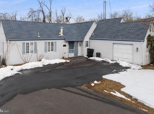 16 Greenfield Dr, Allentown, NJ 08501