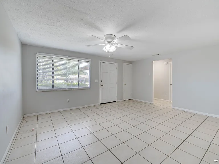 1125 Bradley Cir — Photo 3