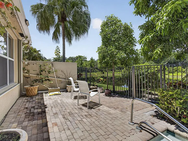 10880 Northgreen Dr — Photo 42