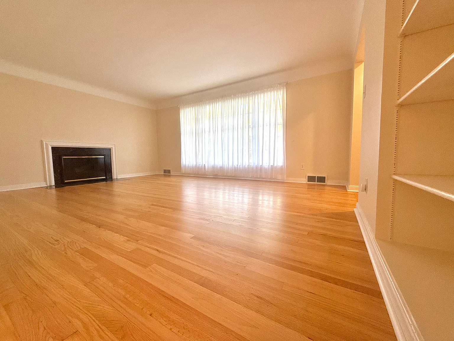3 bed, 2.5 bath, 1353 sqft, $2,900 — Photo 2