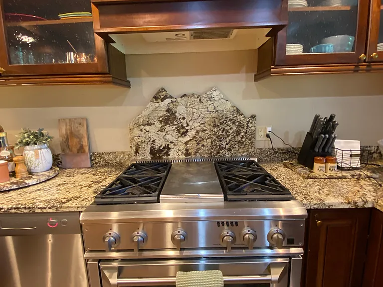 Spruce & Pine Cabin
Gas stove top with griddle, Mt Humphreys etched out in the back splash
