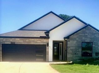 911 Smokey Oak Dr, Fredericksburg, TX 78624