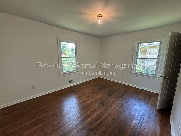 32 Hillcrest Dr SE — Photo 10