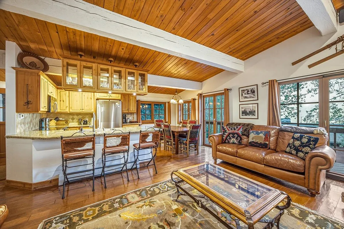 4 bed, 2108 sqft, $8,000 — Photo 2