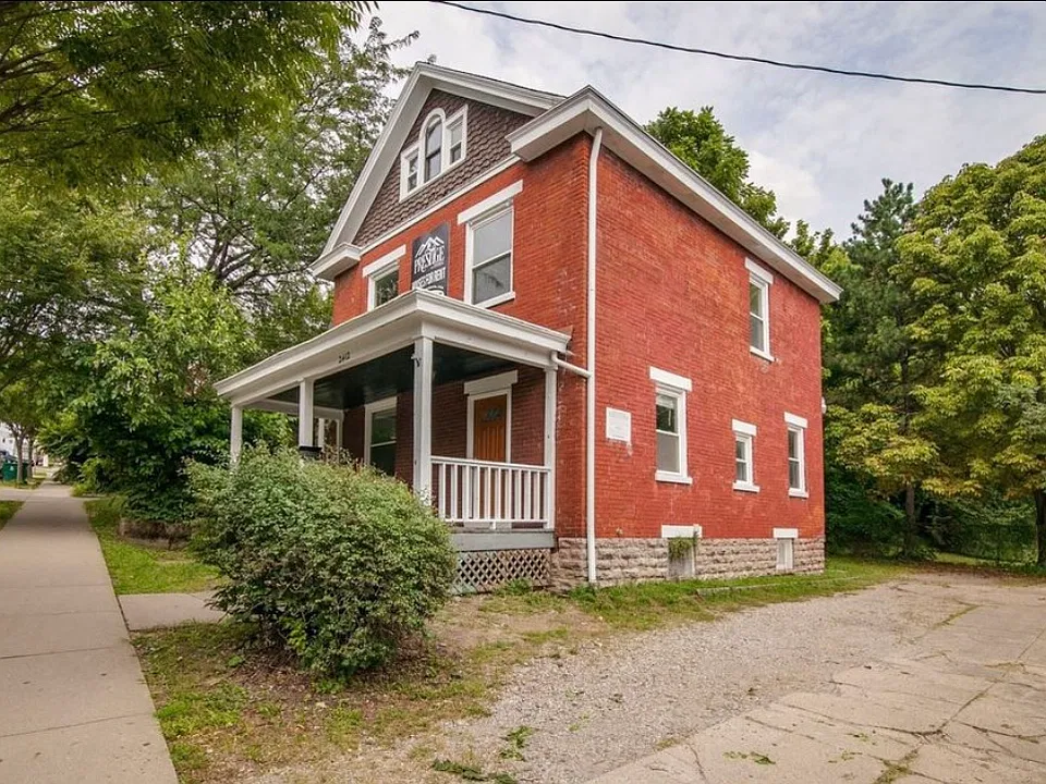 2412 W Clifton Ave