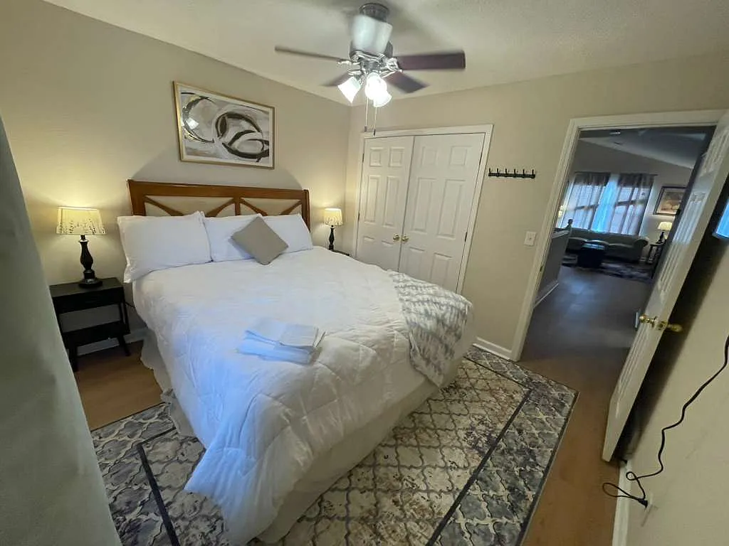 6 bed, 3422 sqft, $9,495 — Photo 3