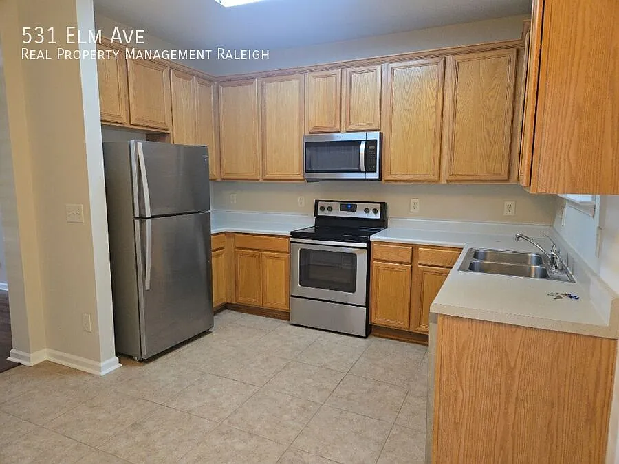 3 bed, 3.5 bath, 871 sqft, $1,895 — Photo 2