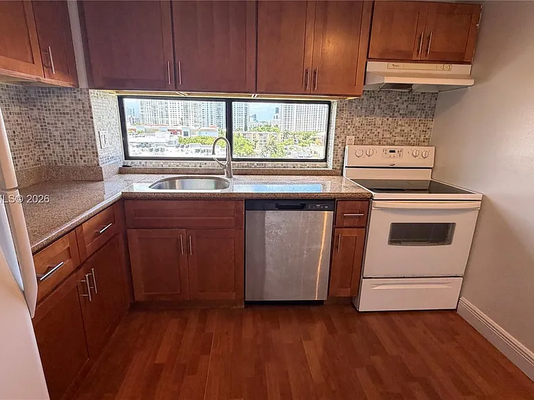 17021 N Bay Rd #914 — Photo 3