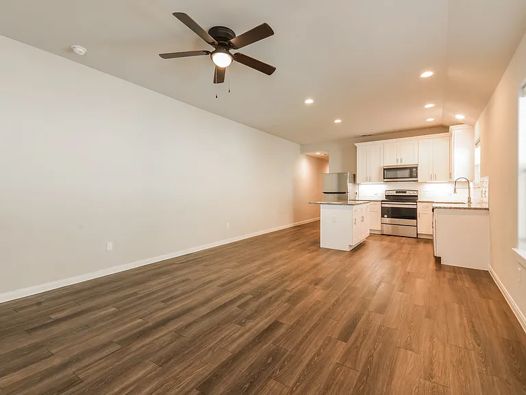 916 N Throckmorton St — Photo 3