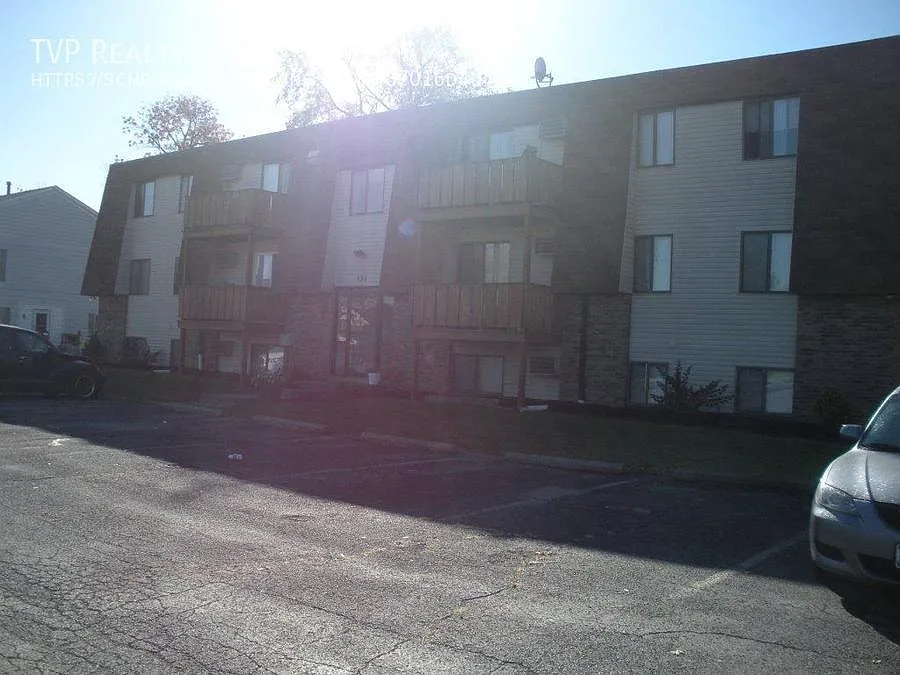 Spacious 1 bedroom apartment available now! Nearby Midway Mall, shops & dining! — Photo 2