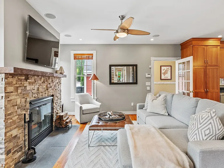 5213 Cathedral Ave NW — Photo 3