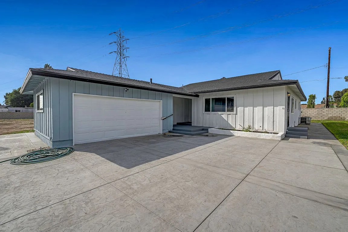 3 bed, 2.0 bath, 1852 sqft, $4,300 — Photo 1