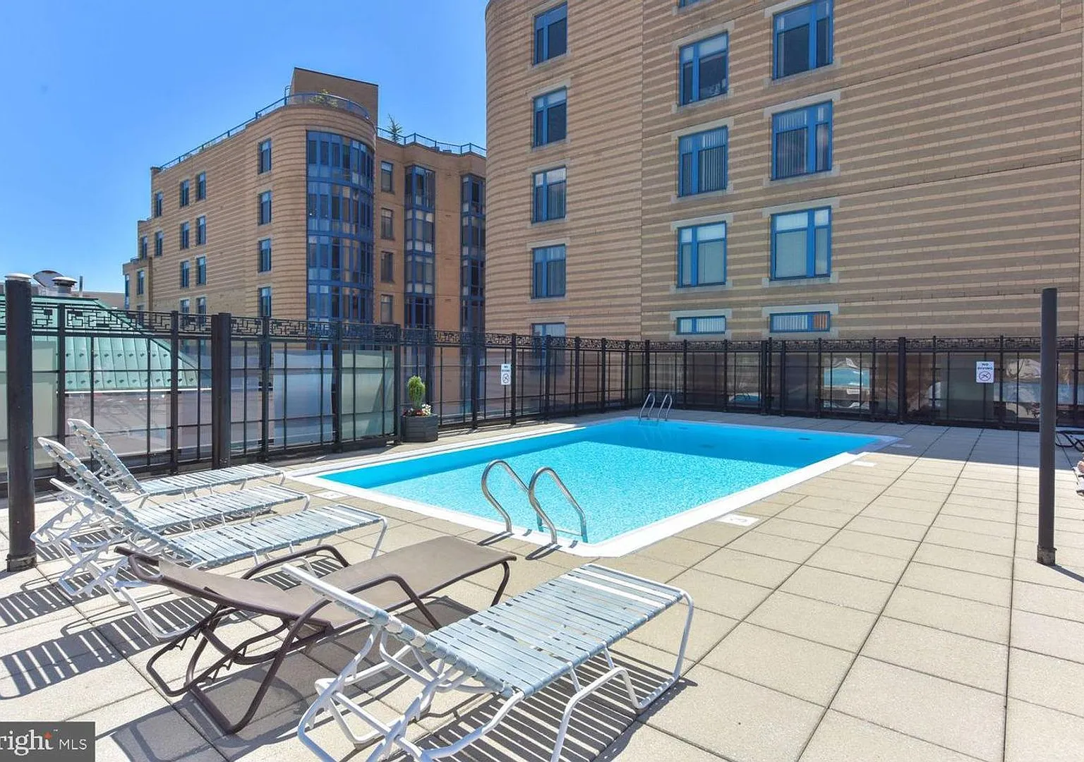 Renovated Logan Circle Studio Apartment W/Parking Available, Rooftop Pool, Front Desk, & More! — Photo 2