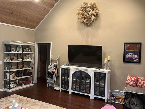4th image of 330 Carly Ln
