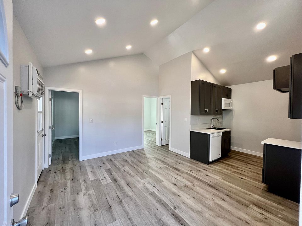 1st image of 214 1/2 E Evergreen Ave
