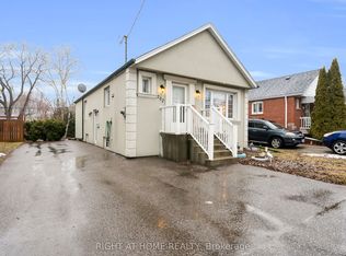 702 Pharmacy Ave, Toronto, ON M1L 3J2