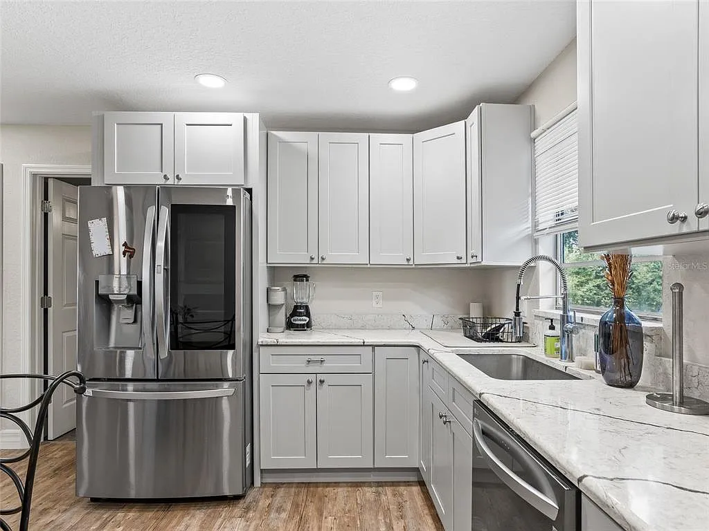 4 bed, 1.0 bath, 1132 sqft, $5,995 — Photo 4