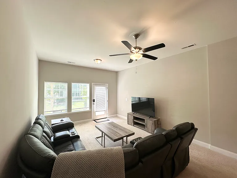 304 Fenella Dr #B — Photo 2